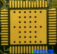 這是最不好的通孔設(shè)計(jì)，貫穿通孔直接擺放于QFN的接地散熱墊上，制造上無(wú)法確保其錫量，也就無(wú)法確保焊接良好。