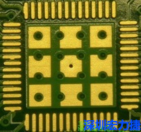 這個(gè)通孔的設(shè)計(jì)勉強(qiáng)可以接受，只剩下正中間一個(gè)通孔沒(méi)有塞孔，而且孔徑也變小了。