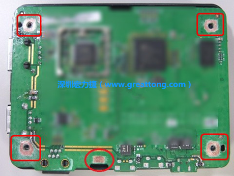 手動去綠漆。使用傳統(tǒng)的刀片去除綠漆后的效果。