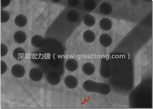 BGA因為焊墊變小，造成錫膏過多而最終形成焊接短路的結果。