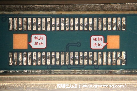 把板對板連接器全部移除，發(fā)現(xiàn)其下方板子共有兩個裸銅的方形設(shè)計。