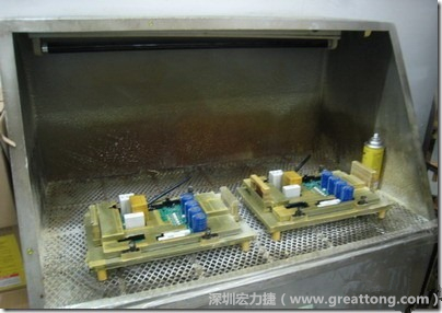 使用噴涂(Spraying)方式作業(yè)conformal coating時(shí)，需設(shè)備抽真空的設(shè)備，否則噴涂的物質(zhì)會(huì)飄散到空氣當(dāng)中，影響人體的健康。