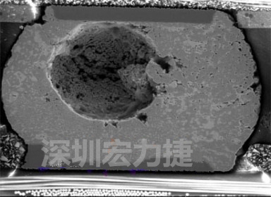 錫球氣泡大到足以影響到焊接的品質(zhì)，下圖是錫球切片后的剖面，可以很明顯看到氣泡已經(jīng)有錫球的 1/3 大了