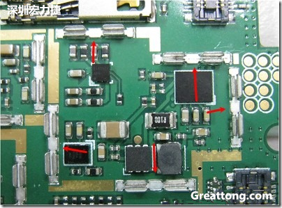 圖中顯示一塊電路板使用這種屏蔽夾(shielding clip)的實例?；旧衔覀冊趶澖堑牡胤蕉荚O(shè)計擺放了一個屏蔽夾，這樣可以讓作業(yè)員比較方便安裝屏蔽罩(shielding can)時的對位準確。然后在其他沒有屏蔽夾的地方也設(shè)計了一些接地的布線，一來可以稍微提升屏蔽罩的電磁隔絕能力，另一方面也可以為屏蔽夾無效時，馬上可以更改為屏蔽框，而無需要重新設(shè)計電路板。