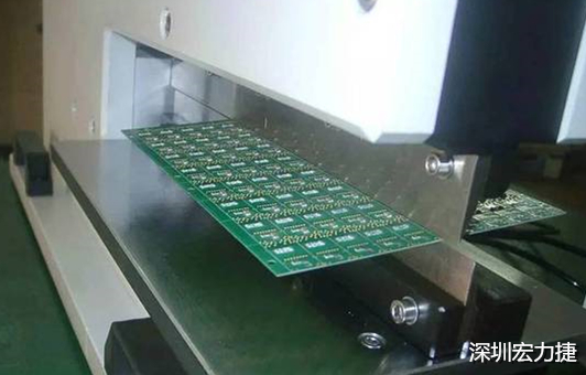 基本上V-Cut就是破壞板子結(jié)構(gòu)的元兇，因為V-Cut就是在原來一大張的板材上切出溝槽來，所以V-Cut的地方就容易發(fā)生變形。