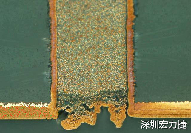 PCB設(shè)計(jì)之導(dǎo)電孔塞孔工藝 導(dǎo)電孔Via hole又名導(dǎo)通孔，為了達(dá)到客戶(hù)要求，導(dǎo)通孔必須塞孔，經(jīng)過(guò)大量的實(shí)踐，改變傳統(tǒng)的鋁片塞孔工藝，用白網(wǎng)完成板面阻焊與塞孔。生產(chǎn)穩(wěn)定，質(zhì)量可靠。