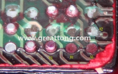 下圖是紅墨水測試后將PCB板子拿回來側一個角度拍攝的照片，就可以很清楚的看到錫球黏在PCB端，或不在PCB端。