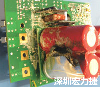 元件選擇不當(dāng)導(dǎo)致大量電流或電壓流經(jīng)電路，將會(huì)發(fā)生像這個(gè)燒融電容器的損壞情形。