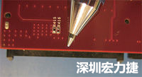連接器邊緣稍突出于電路板的邊緣。